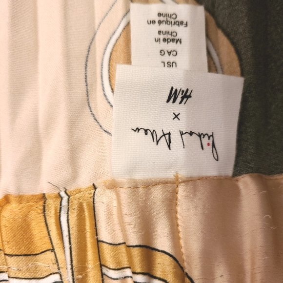 H & M  pleated skirt size L satin - Picture 4 of 5